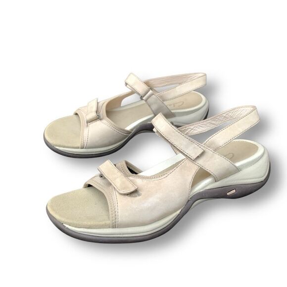Clarks Women’s Size 8 Springers Beige Strap Comfort Leather Sandals - Picture 4 of 13